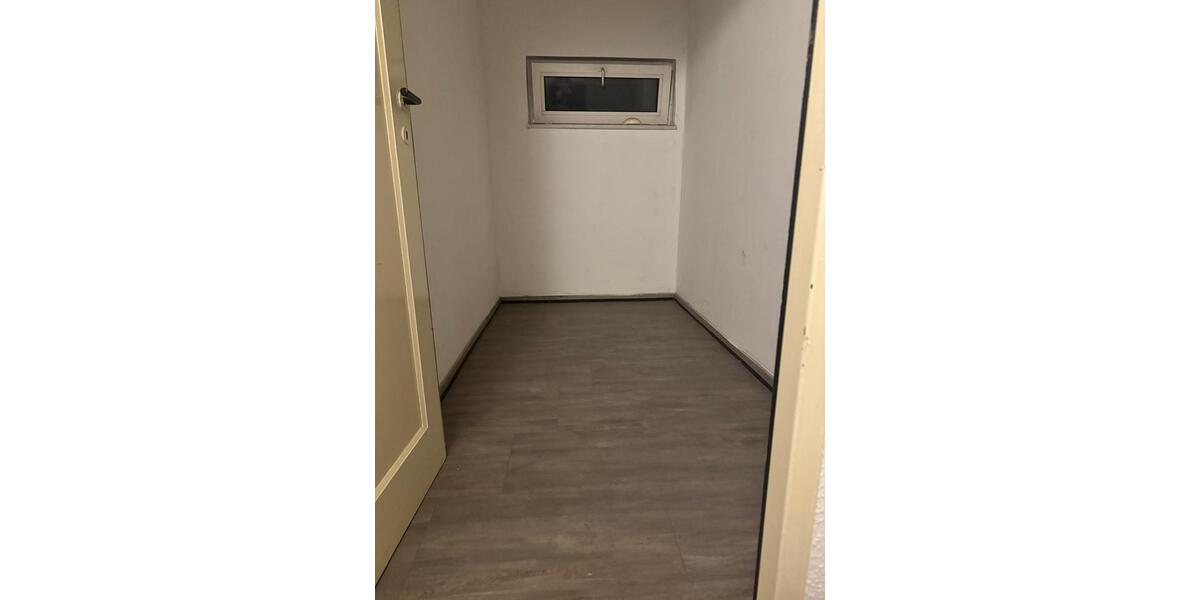 Trockener Abstellraum Lagerfläche auf dem Dachboden zimmer