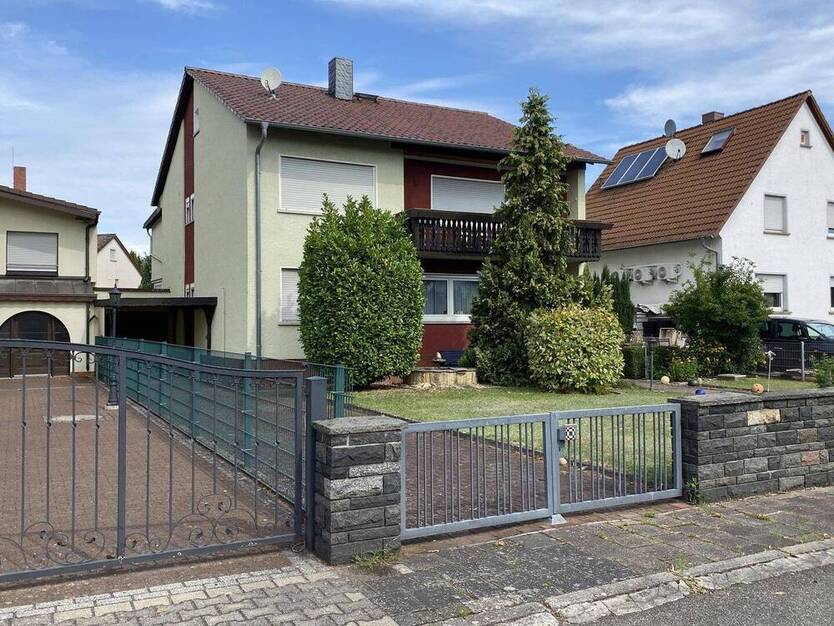 Großzügiges Zweifamilienhaus mit großen Gärten, Terrasse & Garage in ruhiger Lage