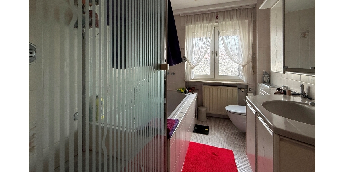 Mehrfamilienhaus mit Ladeneinheit und Entwicklungspotenzial auf großzügigem Grundstück in Frankfurt-Nieder Eschbach - Mehrfamilienhaus, Wohnhaus Frankfurt am Main Bonames | Angebot:26475933