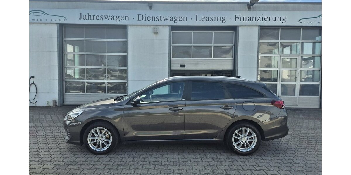 Hyundai i30 YES! Plus Navigation, Panoramadach, LED, Sport 89.202 km 12.890 &euro; Rodgau 63110