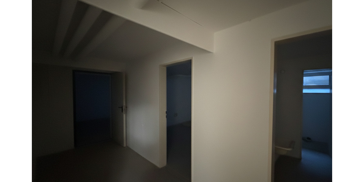 Lagerfläche im Untergeschoss - Zugang über wenige Stufen, Be- und Entladeflächen vorhanden zimmer