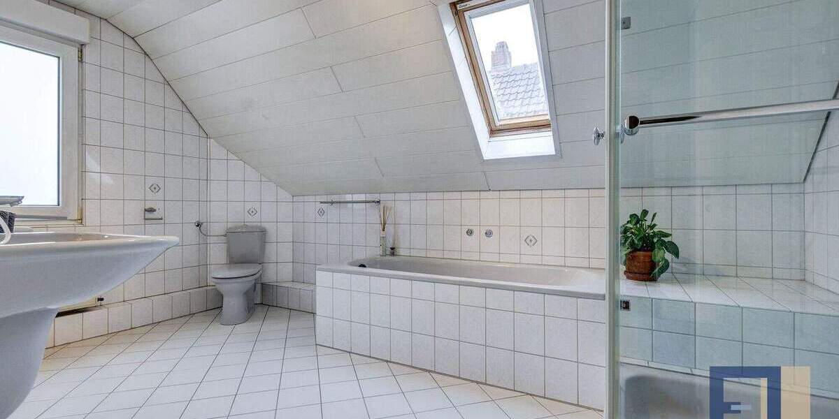 Einfamilienhaus Bischofsheim - 9 Zimmer, 215 m&sup2;, 529.950&euro; | Angebot:25691148