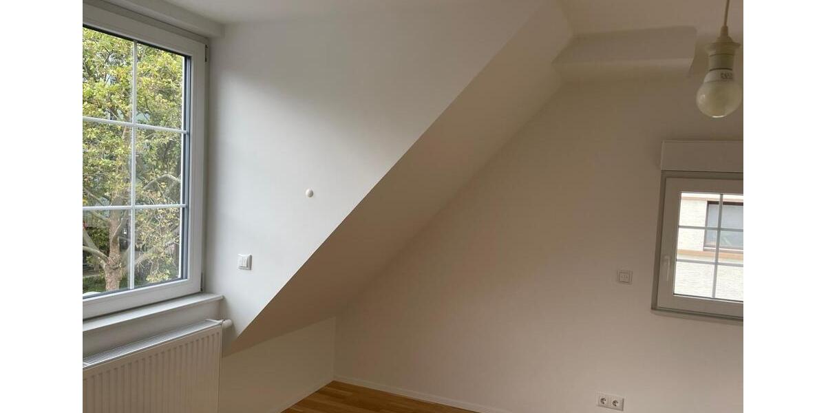 Sanierte Dachgeschosswohnung mit großer Terrasse und EBK 3 zimmer