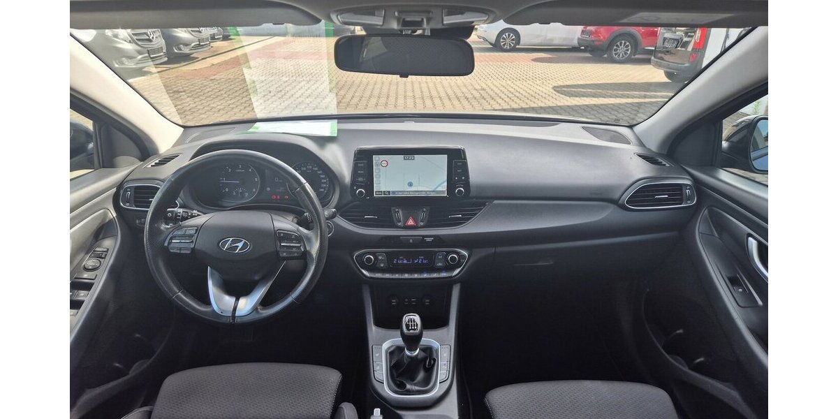 Hyundai i30 YES! Plus Navigation, Panoramadach, LED, Sport 89.202 km 12.890 &euro; Rodgau 63110