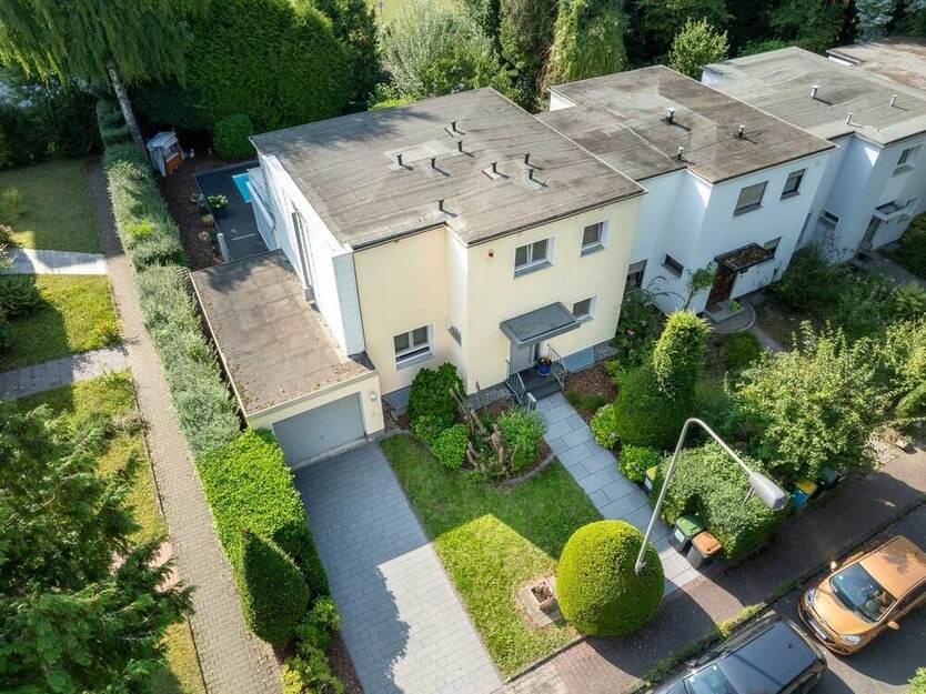 Modernisiertes Haus mit Pool & Garten in Frankfurt