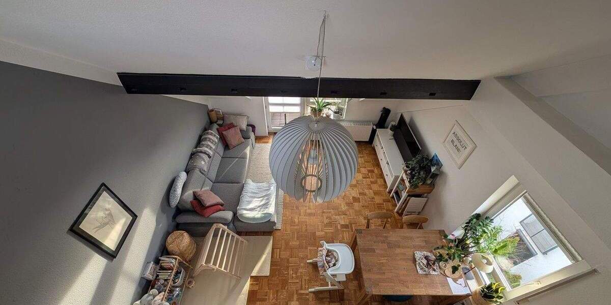 Attraktive 3,5 Zimmer Galeriewohnung mit Südbalkon & 2 Stellplätzen 3 zimmer