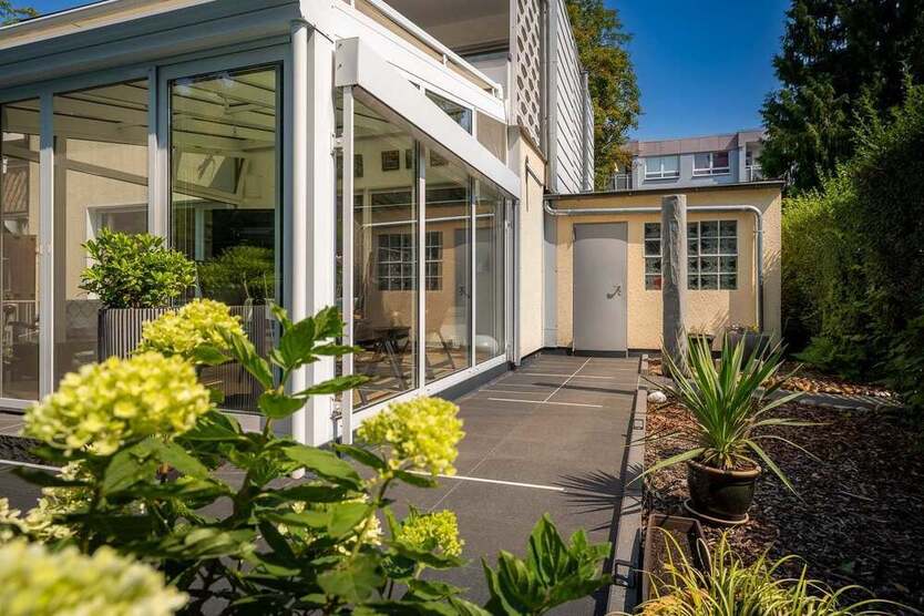 Modernisiertes Haus mit Pool & Garten in Frankfurt