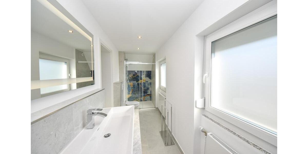 DIETZ: SANIERTE 4-Zimmer-Wohnung - 1. Obergeschoss im 2-Familienhaus! 12 Garage + 2 PKW-Außenplätze zimmer