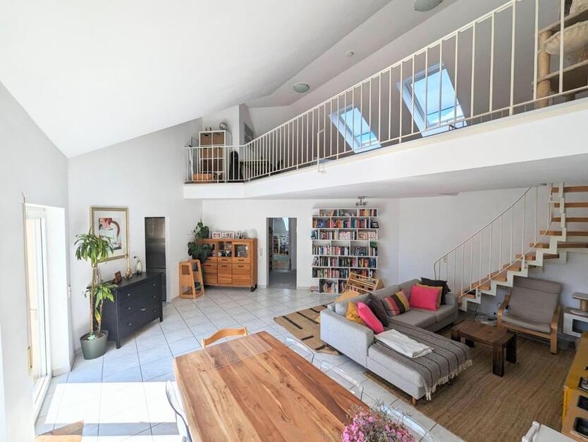 4,5 Zimmer Galerie-Wohnung mit 2 Stellplätzen in Frankfurt-Nied
