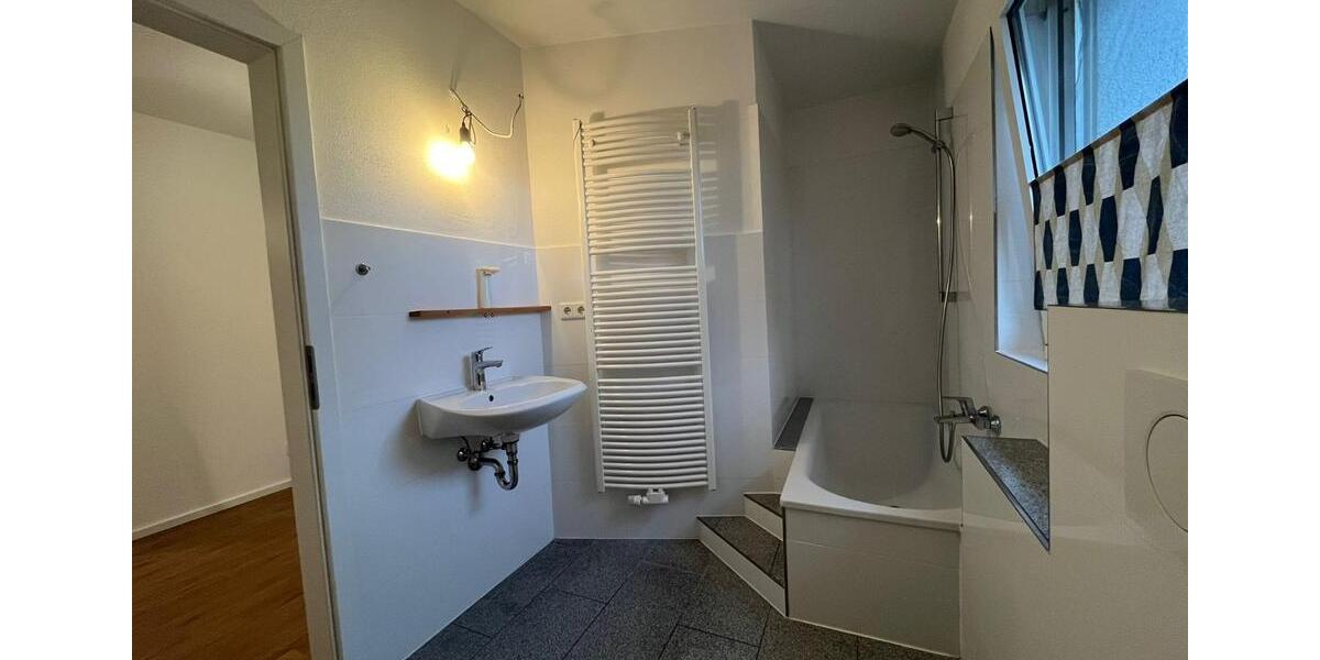 Lichtdurchflutete, renovierte 2-Zimmer Wohnung mit Balkon 2 zimmer