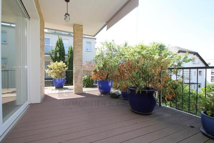 Herrliche, geräumige und helle Wohnung mit großem, überdachten Balkon, Skylineblick , Kamin uvm. 5 zimmer