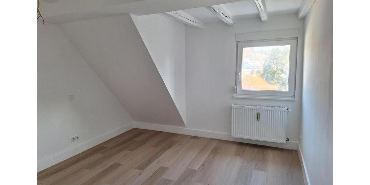 Dachgeschoßwohnung Hofheim am Taunus - 4 Zimmer, 98 m&sup2;, 1.420&euro; | Angebot:25752446