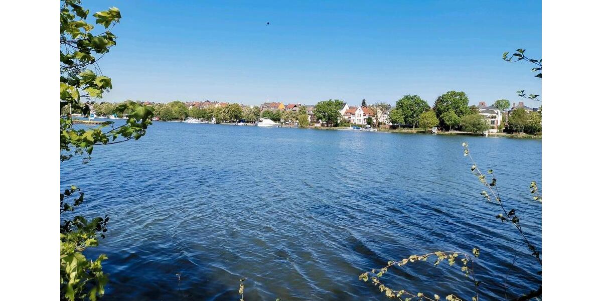 Frankfurt, Nähe MainS-Bhf, ruhiges Dachstudio mit EBK 1 zimmer