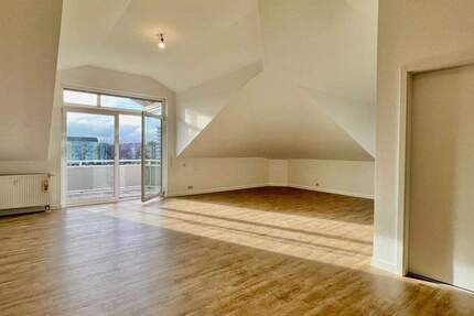 Attraktive 3-Zimmer-DG-Wohnung mit großem Wohnbereich und Balkon mit Weitblick 3 zimmer