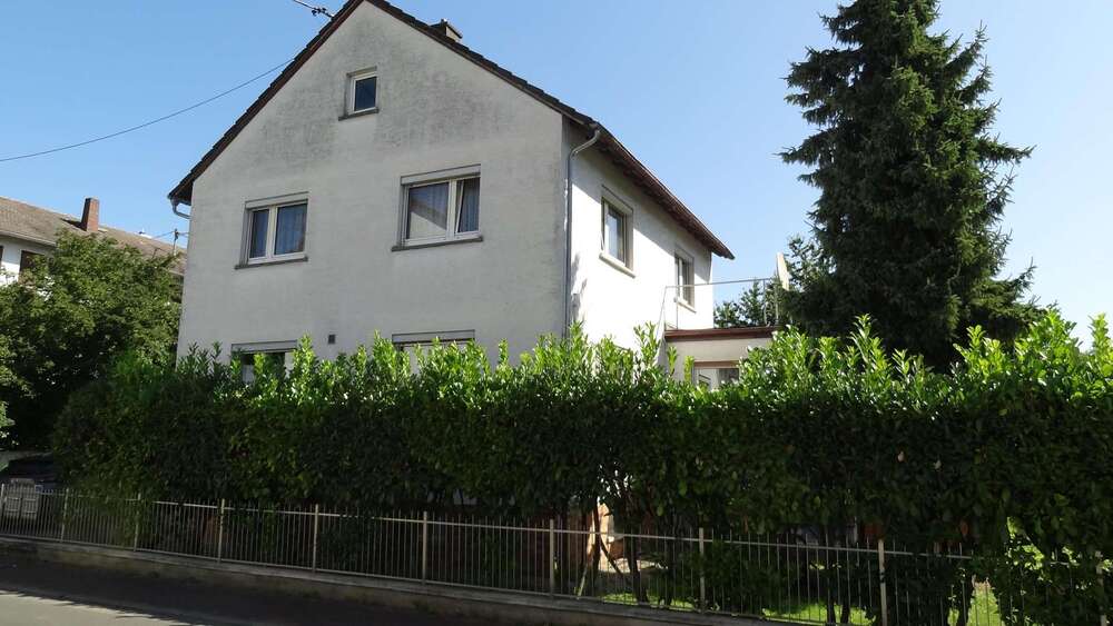 Haus zum Kaufen in Frankfurt am Main, Nieder-Eschbach 1.100.000 € 216 m² 9 zimmer