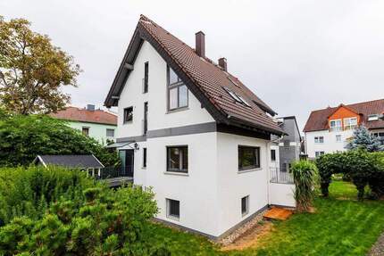 Großes 2-FH (bereits WEG-geteilt) mit Tageslichtbädern, Terrasse, Balkon, Garage und schönem Garten 8 zimmer