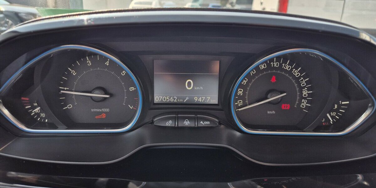 Peugeot 2008 Allure, Klima, Navi, Pano, Carplay,Leder, Sit 70.550 km 9.590 &euro; Rodgau 63110