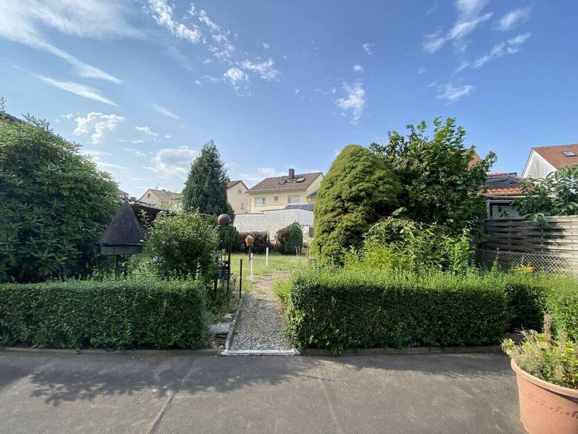 Großzügiges Zweifamilienhaus mit großen Gärten, Terrasse & Garage in ruhiger Lage
