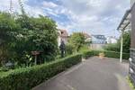 Großzügiges Zweifamilienhaus mit großen Gärten, Terrasse & Garage in ruhiger Lage