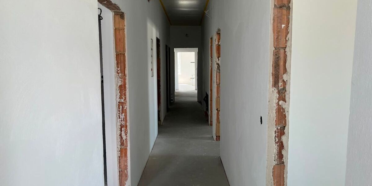 Gewerbeanwesen mit Bürogebäude, Werkstatt und großer befestigter Freifläche - Gewerbeobjekt Bischofsheim | Angebot:27298679