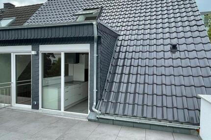 Sanierte Dachgeschosswohnung mit großer Terrasse und EBK 3 zimmer