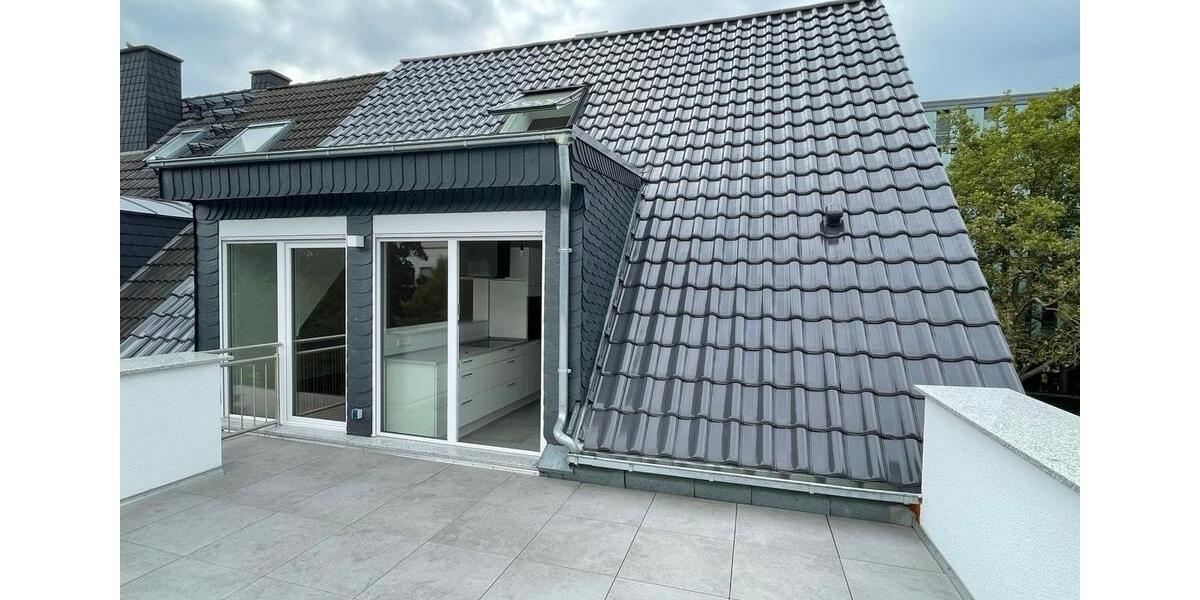 Sanierte Dachgeschosswohnung mit großer Terrasse und EBK 3 zimmer