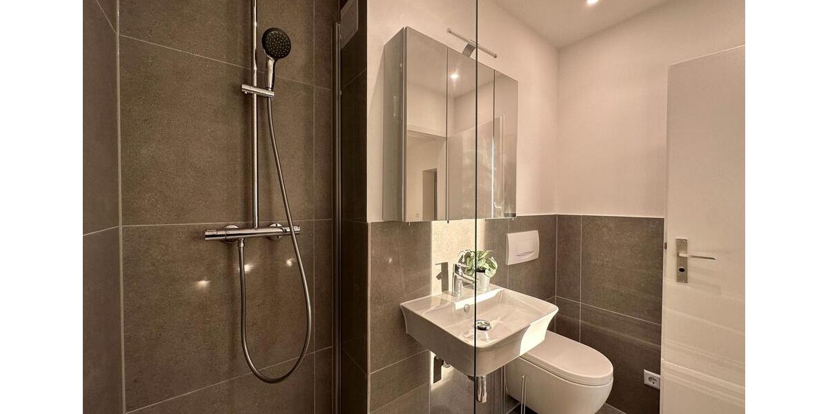 Ein Zimmer frei in großer 6-Zimmer-WG in Frankfurt am Main – Wasgaustraße 47! 1 zimmer