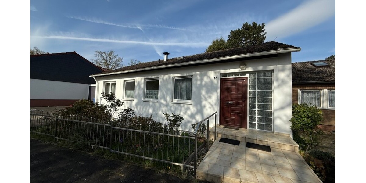 Schwalbach: Ruhig wohnen am Grüngürtel – Bungalow mit großem Garten und vielseitigem Raumangebot - Einfamilienhaus Schwalbach | Angebot:26534677