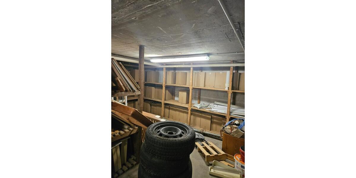 Lagerfläche Keller mit Aufzug zimmer