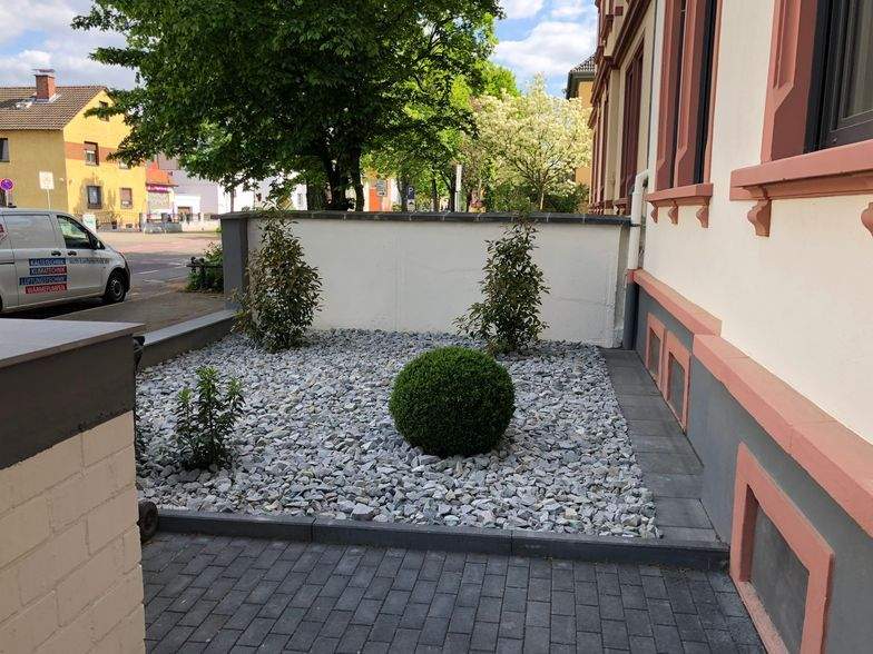 Saniertes und aufgeteiltes Mehrfamilienhaus mit 9 Wohneinheiten, 2 Doppel- und 3 Einzelgaragen und 4 PKW-Stellplätzen 2 zimmer