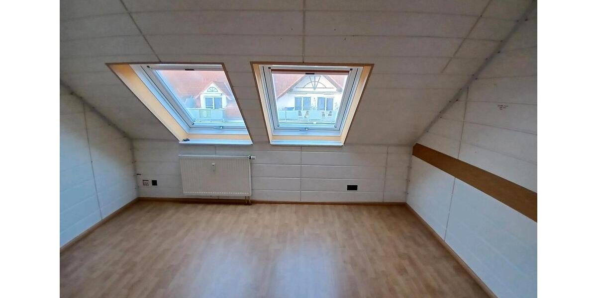 3 Zimmer DG- Wohnung mit Balkon, Garage & Klimaanlage. 3 zimmer