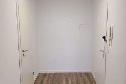 Erstbezug nach Renovierung: 3 Zimmer, Einbauküche, Stellplatz, Balkon, Abstellraum, Nähe Main 3 zimmer