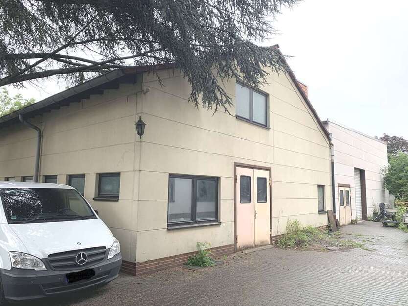 Halle in Frankfurt am Main 1.200.000 € 830 m²