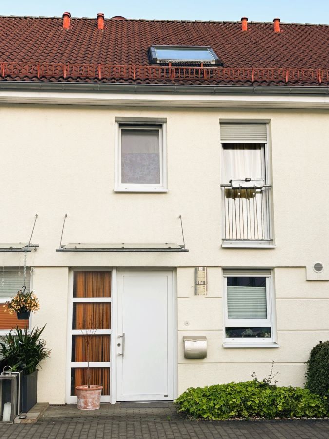 Provisionsfrei* Maintal-Bischofsheim (Spessartstr.): Neuwertiges, modernes RMH in ruhiger Lage