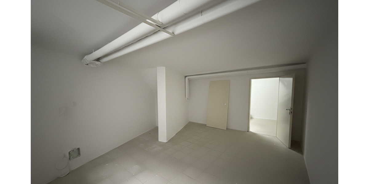 Lagerfläche im Untergeschoss - Zugang über wenige Stufen, Be- und Entladeflächen vorhanden zimmer