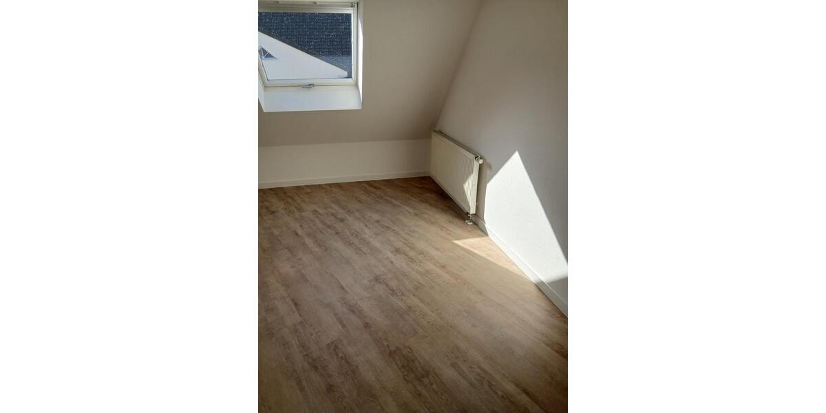 Dachgeschoßwohnung Niedernhausen - 3 Zimmer, 80 m&sup2;, 1.100&euro; | Angebot:25407890