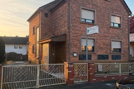 Ein oder zwei Familienhaus freistehend . 6 zimmer