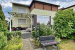 Großzügiges Zweifamilienhaus mit großen Gärten, Terrasse & Garage in ruhiger Lage