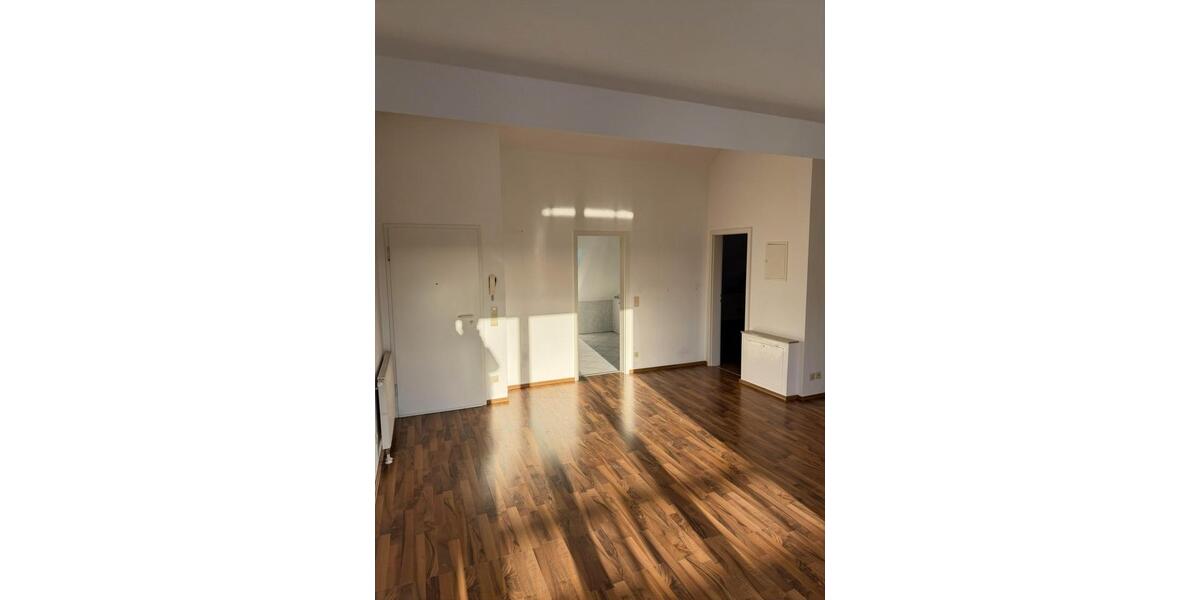 Lichtdurchflutete, charmante Dachgeschosswohnung mit Küche & Balkon 2 zimmer