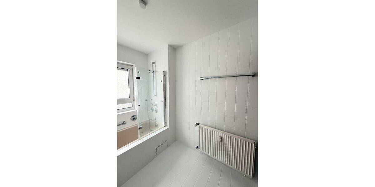 Helle 4-Zimmer-Eigentumswohnung mit Balkon, Einbauküche & Stellplatz in Frankfurt-Bergen-Enkheim 4 zimmer