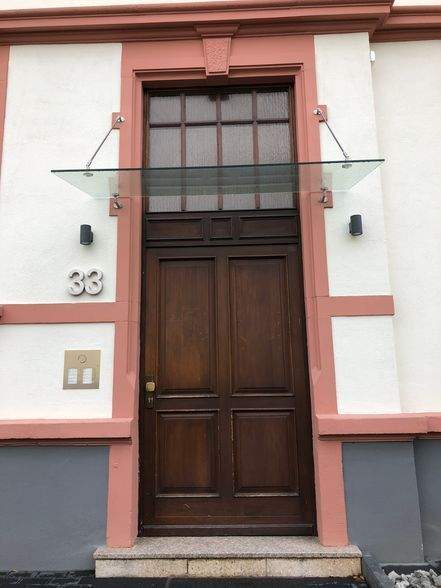 Saniertes und aufgeteiltes Mehrfamilienhaus mit 9 Wohneinheiten, 2 Doppel- und 3 Einzelgaragen und 4 PKW-Stellplätzen 2 zimmer