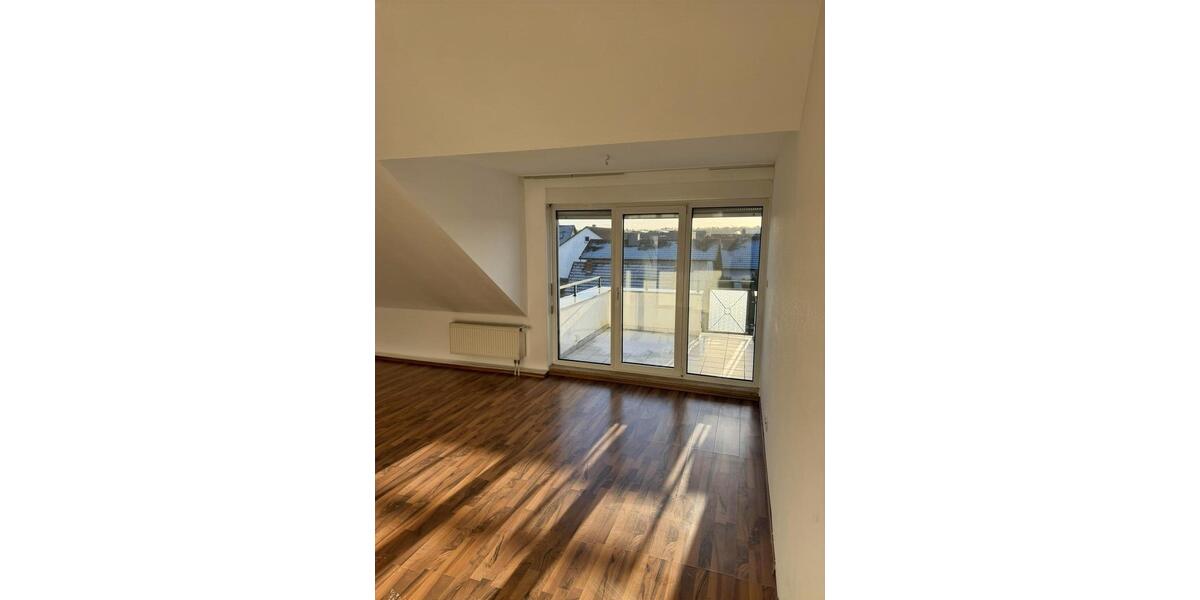 Lichtdurchflutete, charmante Dachgeschosswohnung mit Küche & Balkon 2 zimmer