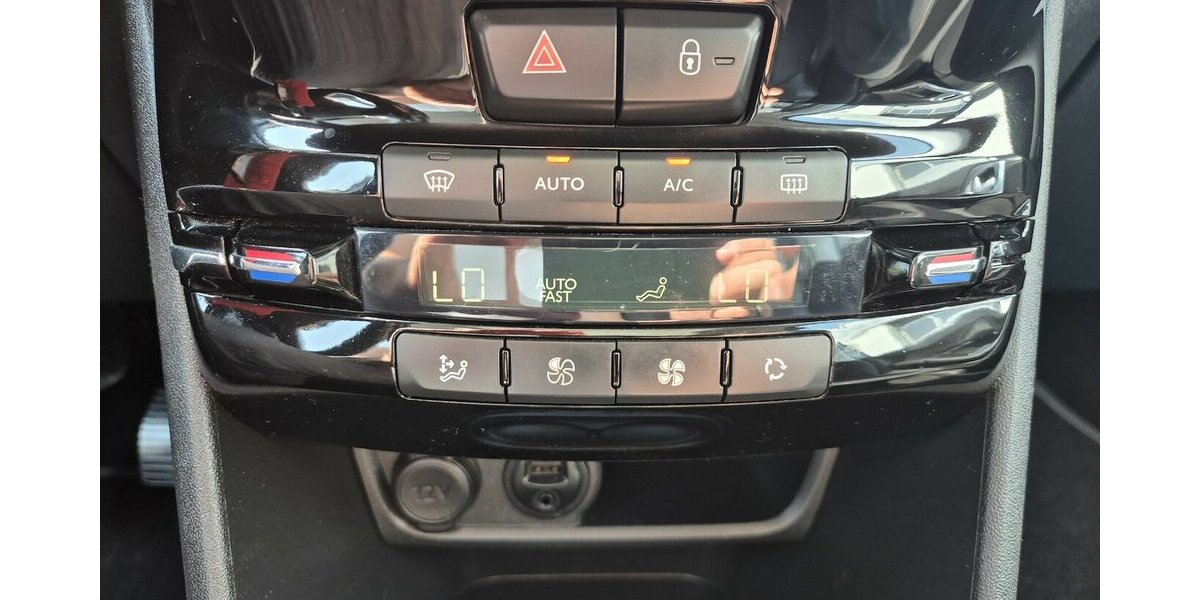 Peugeot 2008 Allure, Klima, Navi, Pano, Carplay,Leder, Sit 70.550 km 9.590 &euro; Rodgau 63110