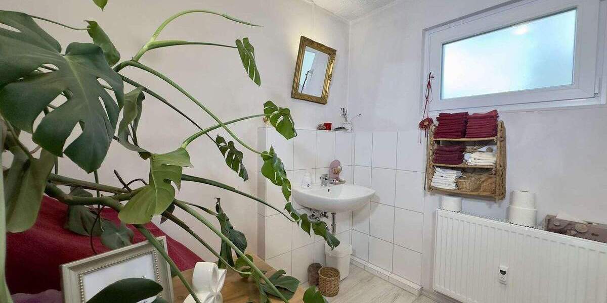 ?? Frankfurt-Goldstein: Gepflegtes 2-Familienhaus mit Garten, Garagen & Bonus zimmer