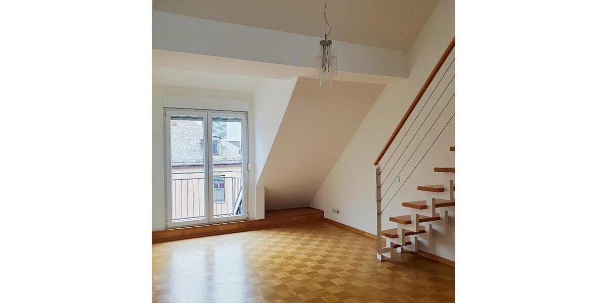 Frisch renovierte Maisonette-Wohnung in der Nähe vom Main und Baseler Platz 3 zimmer