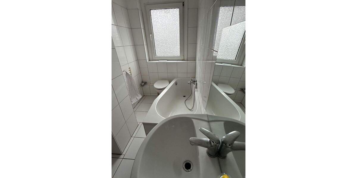 Schöner Altbau in sehr guter Lage! Wohn- und Geschäftshaus mit Garagen, PKW Stellplätze, alles frei! 1 zimmer