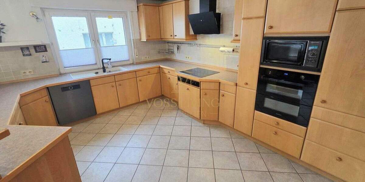 Großes potentialträchtiges Haus mit Garten, Balkon, 3 KFZ Stellplätzen, Keller und Nebengebäude 1 zimmer