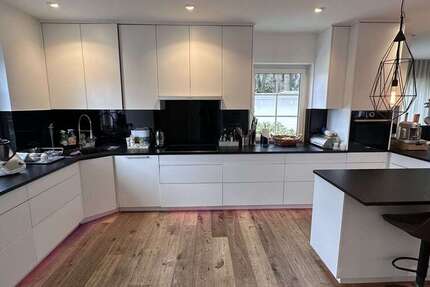 Haus zum Kaufen in Schwalbach am Taunus 1.590.000 € 275 m² 6 zimmer