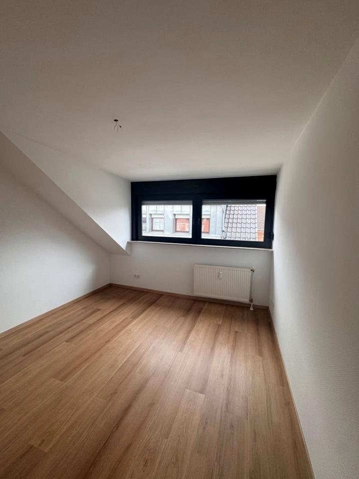 *Großzügige Dachgeschoßwohnung mit sonnigen Balkon*