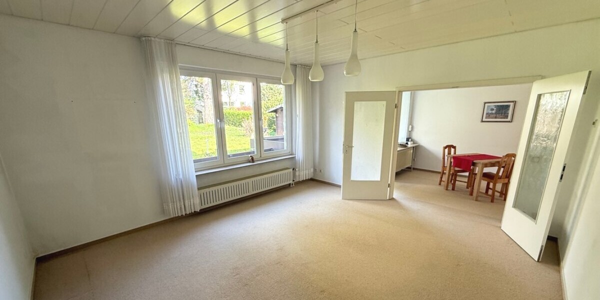 Schwalbach: Ruhig wohnen am Grüngürtel – Bungalow mit großem Garten und vielseitigem Raumangebot - Einfamilienhaus Schwalbach | Angebot:26534677